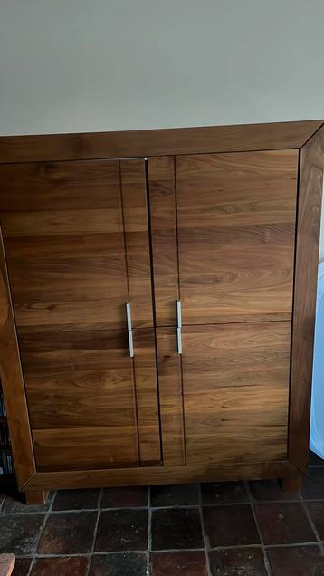 Houten kast beschikbaar voor biedingen