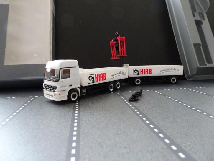 786 herpa mercedes actros hiab kraan combi bouw 1:87 truck, Hobby en Vrije tijd, Modelauto's | 1:87, Nieuw, Bus of Vrachtwagen