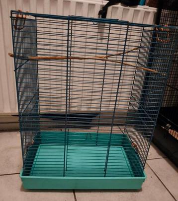 kleine vogelkooi te koop. 39 L x 26 B x 50 H beschikbaar voor biedingen