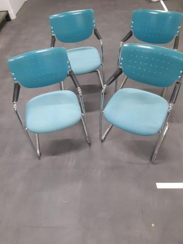 4  Stoelen gratis ophalen beschikbaar voor biedingen