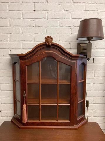Mooi vitrine kuif kastje beschikbaar voor biedingen