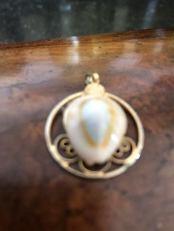 Antiek handgemaakt hangertje van een kauri schelp beschikbaar voor biedingen