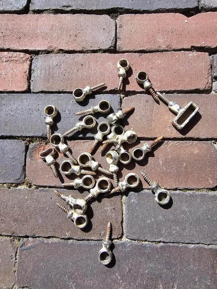 22 antiek traploper bevestigings ringen tbv traploper €4 pst, Doe-het-zelf en Verbouw, IJzerwaren en Bevestigingsmiddelen, Zo goed als nieuw