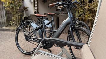 Set damesfietsen: Batavus Finez E-bike N8 Exclusief met riem beschikbaar voor biedingen