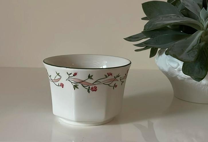 Johnson Brothers Eternal Beau kommetje, Huis en Inrichting, Keuken | Servies, Zo goed als nieuw, Kom(men), Overige stijlen, Porselein