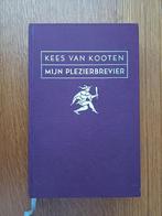 Kees van Kooten - Mijn plezierbrevier (+ cd)Donkerrood linne, Ophalen of Verzenden, Nieuw, Kees van Kooten, Nederland