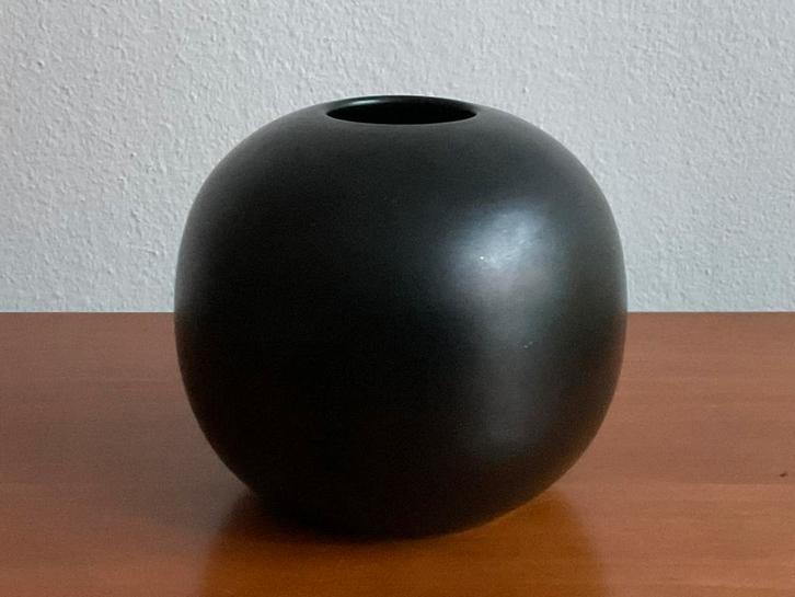 Willem Stuurman: zwarte bolvaas 428 9,5 cm Zenith Gouda 1935, Antiek en Kunst, Antiek | Keramiek en Aardewerk, Ophalen of Verzenden