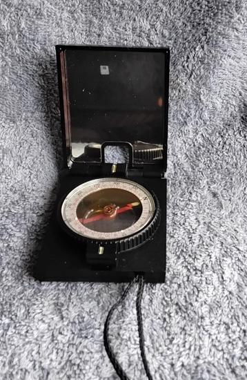 Kompas in doosje beschikbaar voor biedingen