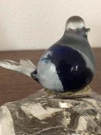 Glazen vogeltje op steen van glas, Antiek en Kunst, Antiek | Glas en Kristal, Ophalen of Verzenden