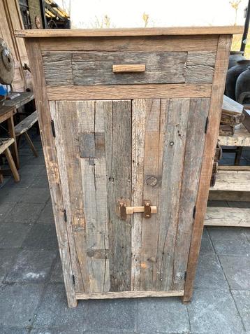 Stoere meidenkast van Old Wood beschikbaar voor biedingen