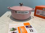 NIEUWE Le Creuset 20 cm Chiffon Pink in doos, Gietijzer, Nieuw, Ophalen of Verzenden, Keramische plaat