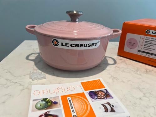 NIEUWE Le Creuset 20 cm Chiffon Pink in doos, Huis en Inrichting, Keuken | Potten en Pannen, Nieuw, Koekenpan of Braadpan, Gietijzer