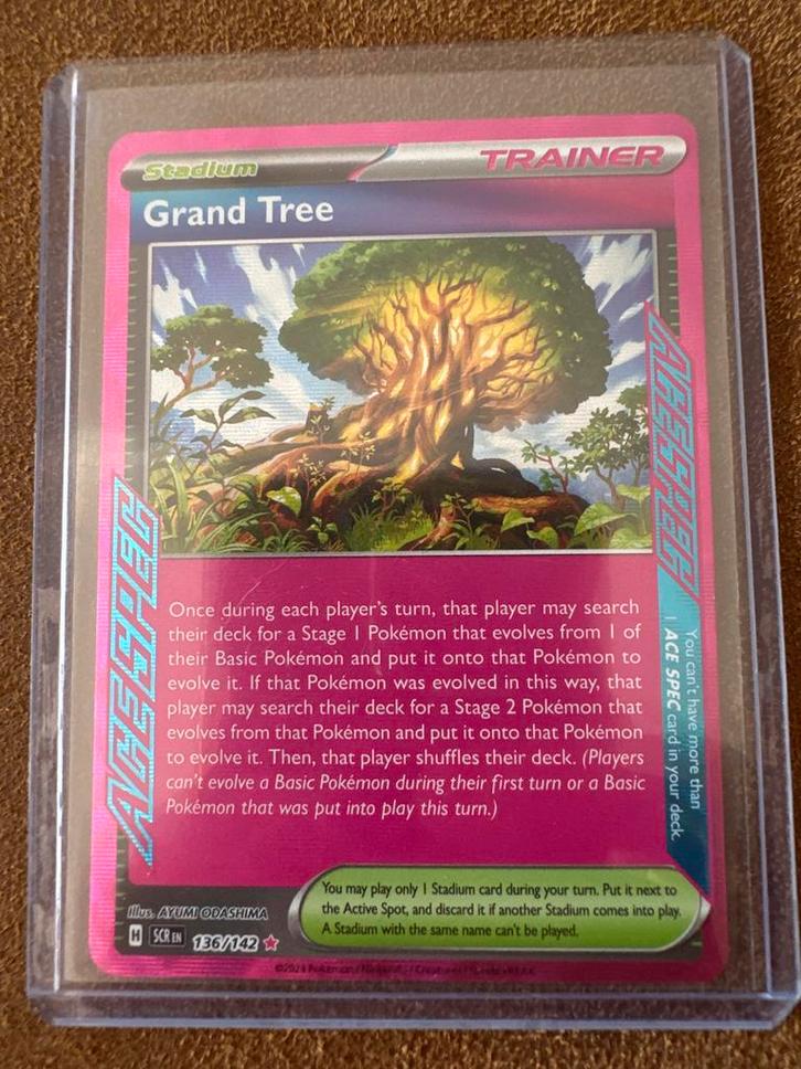 Pokémon - Grand Tree ACE SPEC - Stadium kaart 136/142, Hobby en Vrije tijd, Verzamelkaartspellen | Pokémon, Zo goed als nieuw
