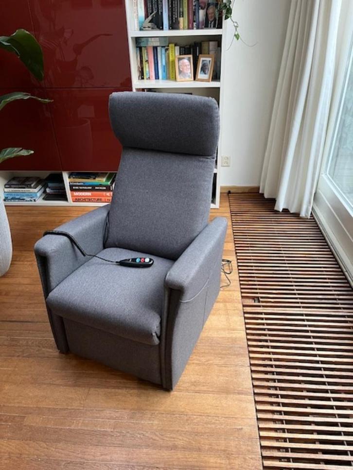 Electrische Relax Sta-op-stoel (merk Fitvorm), Huis en Inrichting, Fauteuils, Zo goed als nieuw, Stof, 50 tot 75 cm, 75 tot 100 cm