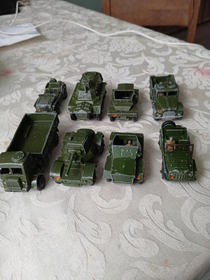 Half leger. Dinky toys, Hobby en Vrije tijd, Modelauto's | 1:43, Gebruikt, Auto, Dinky Toys, Ophalen of Verzenden