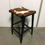4 Barkrukken met koeienhuid - bruin - vierkant - TTM Wonen, Huis en Inrichting, Barkrukken, Met voetsteun, Www.ttmwonen.nl, 60 tot 90 cm