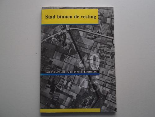 Stad binnen de vesting 's-Gravenzande in de 2e Wereldoorlog., Boeken, Geschiedenis | Stad en Regio, Zo goed als nieuw, 20e eeuw of later