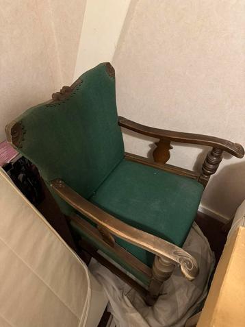 Oude lage antieke stoel