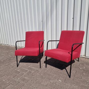 2 rode stoelen beschikbaar voor biedingen