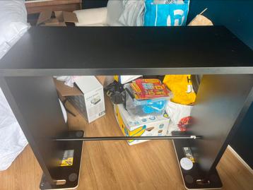 Zeer nette hoge eettafel met twee stoelen beschikbaar voor biedingen
