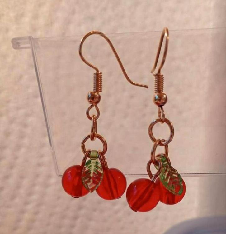 Super leuke goudkleurige Kersen oorbellen - Nieuw!, Sieraden, Tassen en Uiterlijk, Oorbellen, Nieuw, Overige materialen, Ophalen of Verzenden