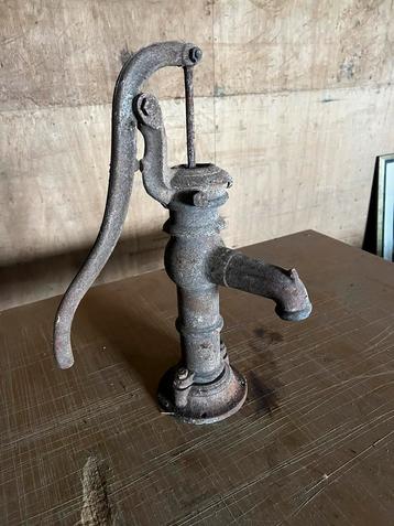 Antieke waterpomp beschikbaar voor biedingen