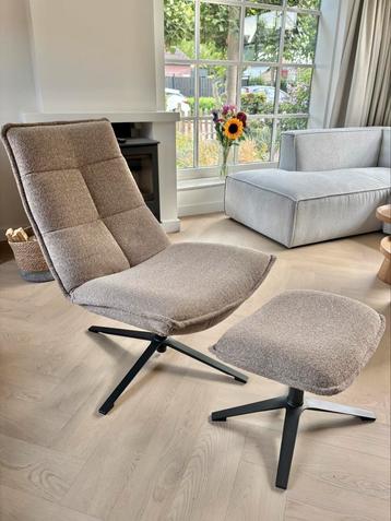 Fauteuil met voetenbank boucle