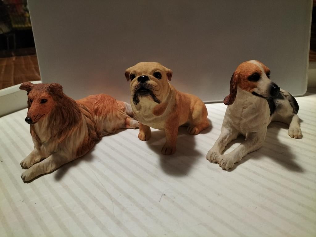 3 Honden Beeldjes Liggend - Nieuw, Antiek en Kunst, Ophalen of Verzenden