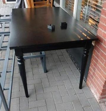 Zwarte eettafel, uitschuifbaar. beschikbaar voor biedingen