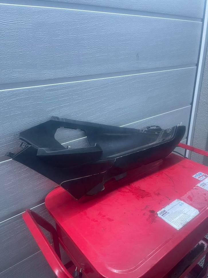 Gilera Fuoco 500 - Treeplank / Zijkap Rechts, Fietsen en Brommers, Brommeronderdelen | Algemeen, Gebruikt, Kap, Ophalen of Verzenden