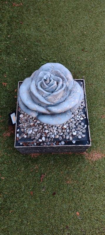 Goed werkende rozen water-ornament incl pomp beschikbaar voor biedingen