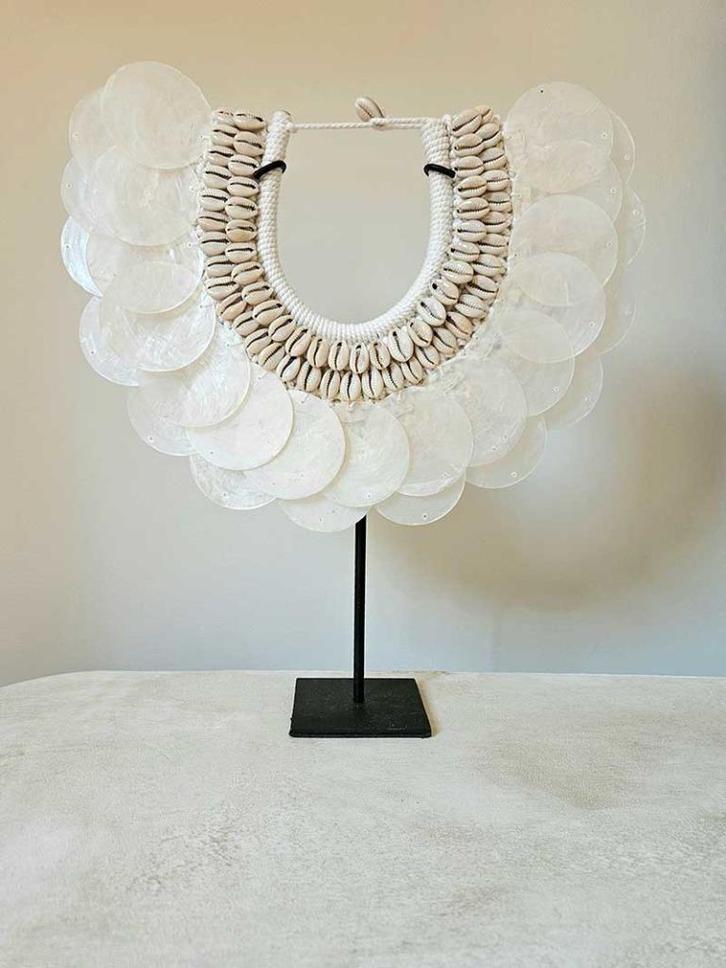 Schelpenketting op standaard Angel uit Bali, Huis en Inrichting, Woonaccessoires | Kransen, Nieuw, Ophalen of Verzenden