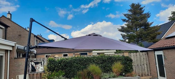 Zweefparasol met stenen voet, Tuin en Terras, Parasols, Zo goed als nieuw, Zweefparasol, 3 tot 4 meter, Kantelbaar, Verstelbaar