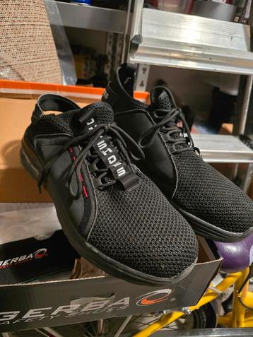 Werkschoenen(sneaker) met stalen neus maat 44 beschikbaar voor biedingen