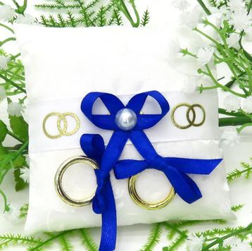 Schitterende ringkussentje versierd met royal blauw lint. beschikbaar voor biedingen