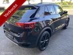 Volkswagen T-Roc I 1.5 TSI DSG BlackStyle | Camera| Trekhaak, Auto's, Volkswagen, Zwart, 4 cilinders, 150 pk, Leder en Stof