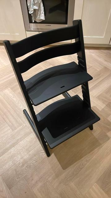 Stokke TripTrap • Tripp Trapp • Mat zwart, ziet er strak uit beschikbaar voor biedingen