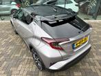 Toyota C-HR 1.8 Hybrid Bi-Tone Plus, Full LED, JBL, Adaptive, Auto's, Toyota, 4 cilinders, Bedrijf, 26 km/l, Hybride Elektrisch/Benzine