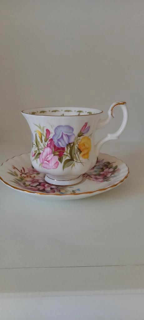 Royal Albert April kop en schotel, Antiek en Kunst, Antiek | Servies los, Ophalen of Verzenden