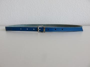 Vintage helblauwe smalle riem ceintuurtje van leer beschikbaar voor biedingen