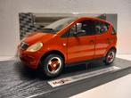 Mercedes Benz A klasse rood of blauw Maisto metal 1:18 KRD, Hobby en Vrije tijd, Modelauto's | 1:18, Ophalen of Verzenden, Zo goed als nieuw