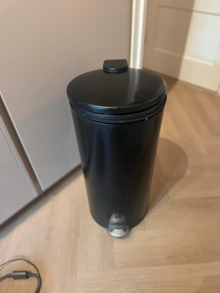 Zwarte Prullenbak met Pedaal 30 liter, Huis en Inrichting, Woonaccessoires | Prullenbakken, Gebruikt, Kunststof, 50 tot 75 cm