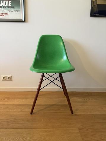 Eames DSW fiberglass kuipstoel Herman Miller Kelly Green beschikbaar voor biedingen