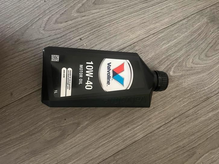 Tekoop 2 bussen motor olie prijs is per stuk, Auto diversen, Auto-accessoires, Nieuw, Ophalen of Verzenden