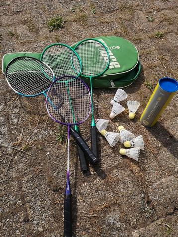 Badmintonset: 4 rackets, 8 shuttles, draagtas beschikbaar voor biedingen