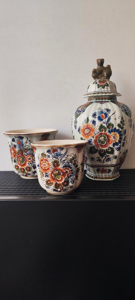 Polychroom Delft keramieken dekselvaas 34 cm+ 2x bloempot, Antiek en Kunst, Antiek | Keramiek en Aardewerk, Ophalen of Verzenden