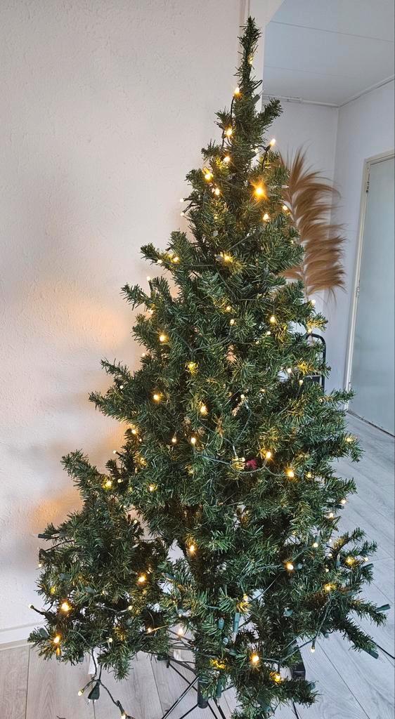 Kunst kerstboom 4 delen op te zetten ca 180 hoog incl licht, Diversen, Kerst, Zo goed als nieuw, Ophalen
