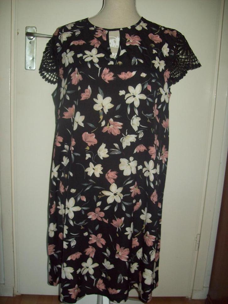 NIEUW! Schattige zwarte bloem jurk met kant maat XL 46, Kleding | Dames, Jurken, Nieuw, Maat 46/48 (XL) of groter, Zwart, Verzenden