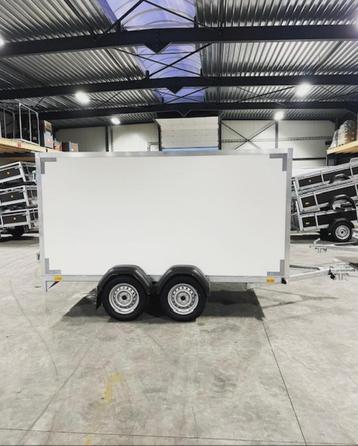 Nieuwe gesloten aanhangwagen, enkelas en dubbelas, ongeremd. beschikbaar voor biedingen