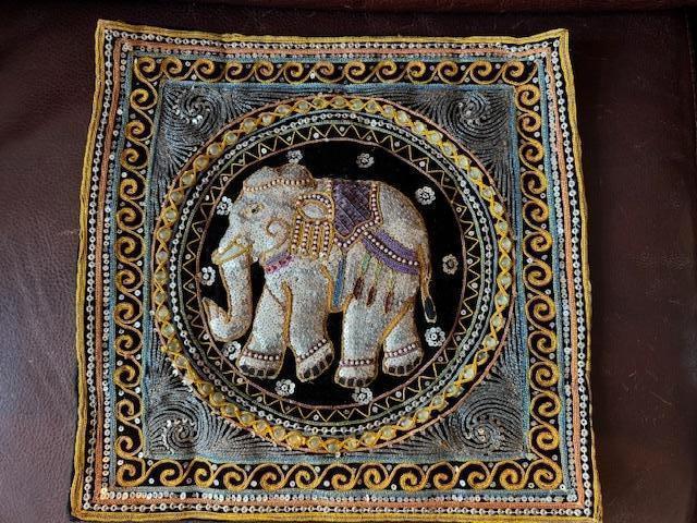 vintage sierkussen Olifant naar links lopend (Thais), Huis en Inrichting, Woonaccessoires | Kussens, Zo goed als nieuw, Overige kleuren